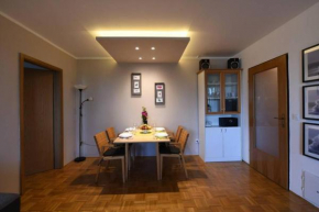 5 min walk to beach, 2x Queen bed, 2x AC, Garage
